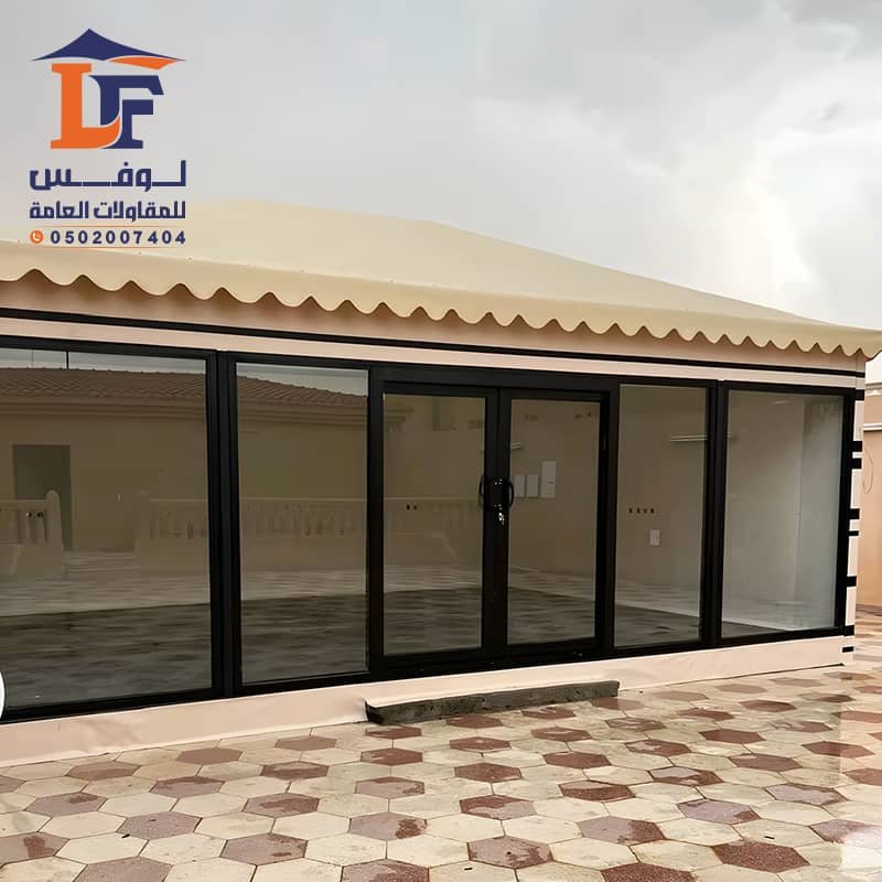 بيوت شعر بواجهة زجاجية